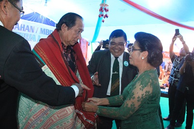 Wali Kota Terima Tanda Kehormatan Kain Ulos Batak